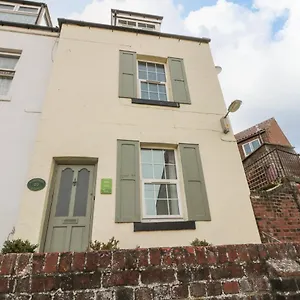 https://captains-cottage-whitby.yorkshirehotels.net